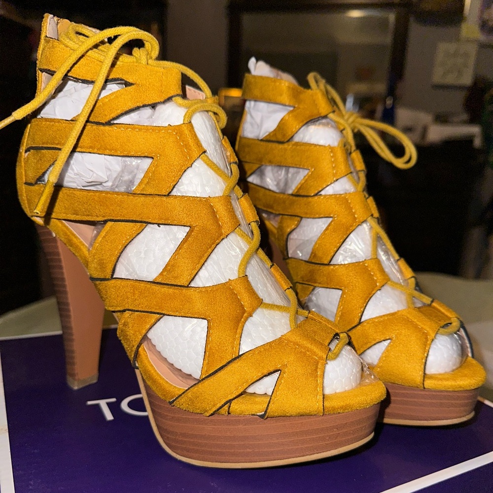 TOP Moda Yellow Lace-Up Heels